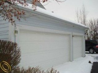 13735 Windmoor Dr, South Lyon, MI