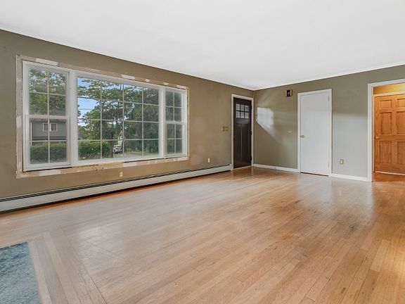 4th image of 10 Tamarack Rd