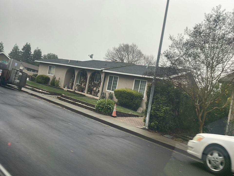 2nd image of 2724 Toland Dr
