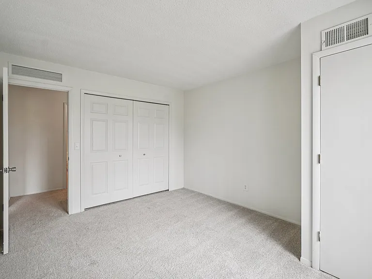 Claymoor Luxury Apartments — Photo 17