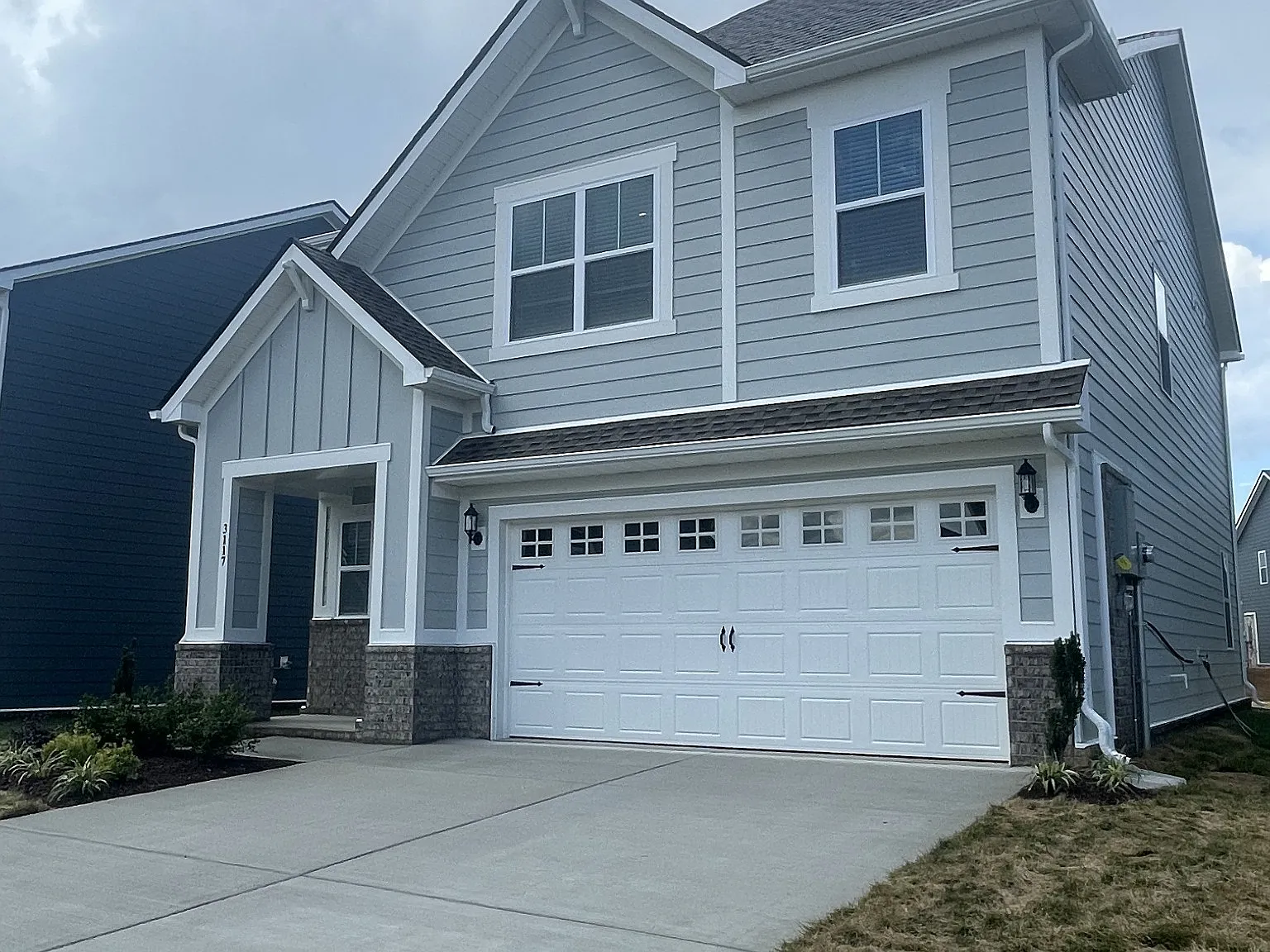 4 bed, 2.5 bath, 2099 sqft, $2,399 — Photo 2