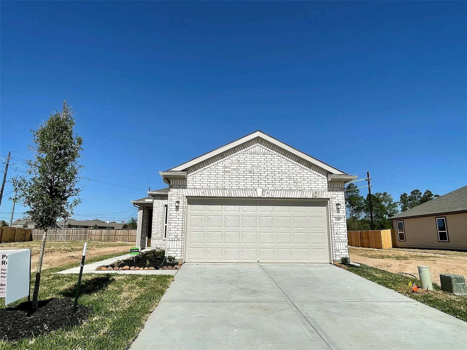 3 bed, 2.0 bath, 1585 sqft, $2,000 — Photo 2