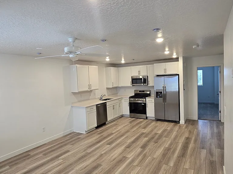 684 W Empress St — Photo 4