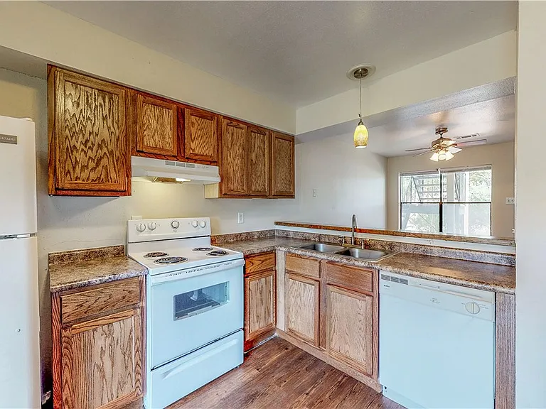 303 Manuel Dr #B — Photo 4