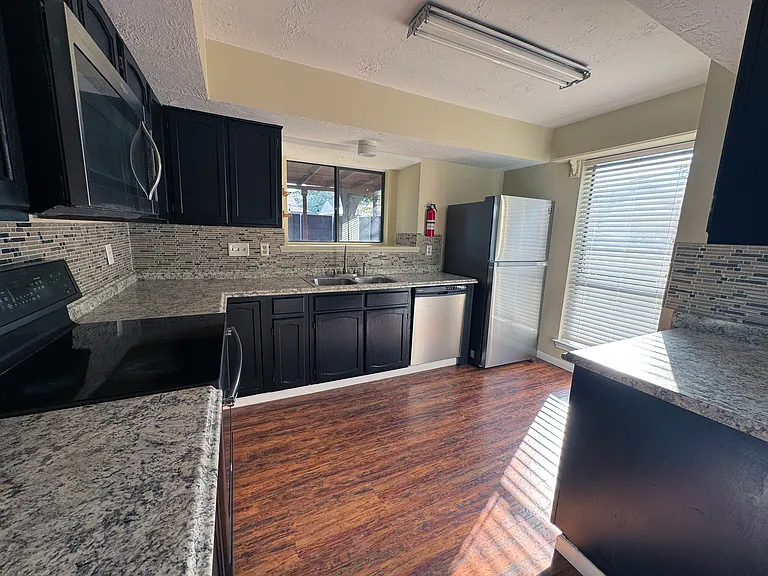 1200 Glyndon Dr — Photo 13