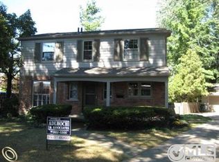 898 Lakeland Ct, Grosse Pointe, MI 48230