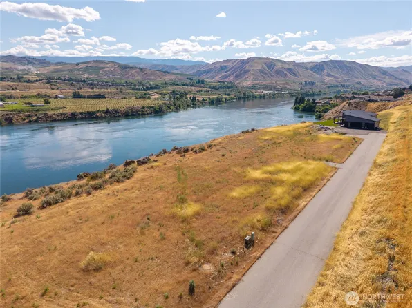 3180 SE Rivers Edge Court, East Wenatchee, WA 98802