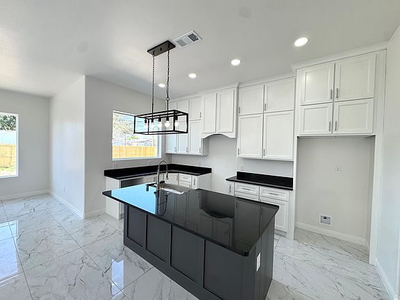 4th image of 516 W Avenue A
