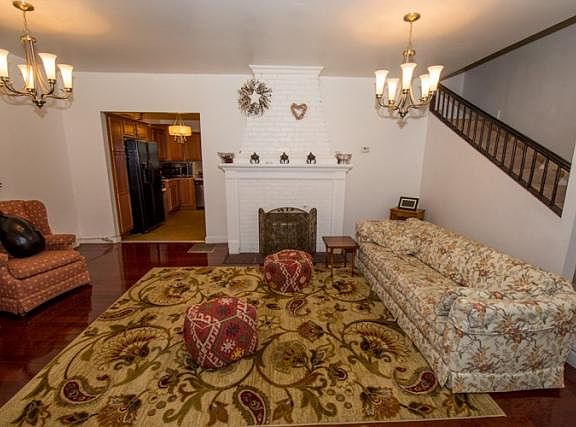 2nd image of 1017 S Twyckenham Dr