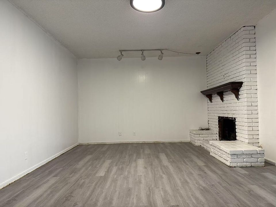 2nd image of 1034 W Oakdale St