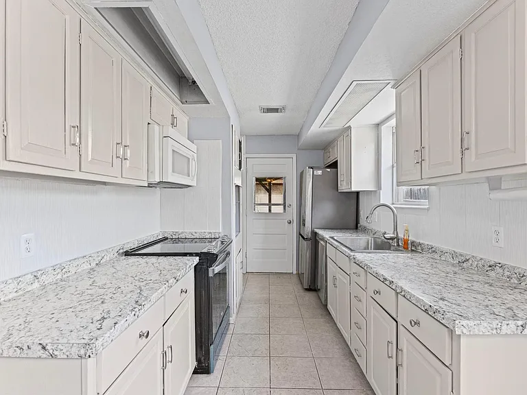 11914 Meadowtrail Ln — Photo 9