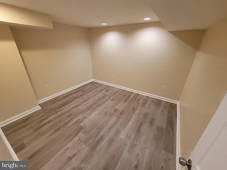 401 Darby Ln — Photo 10