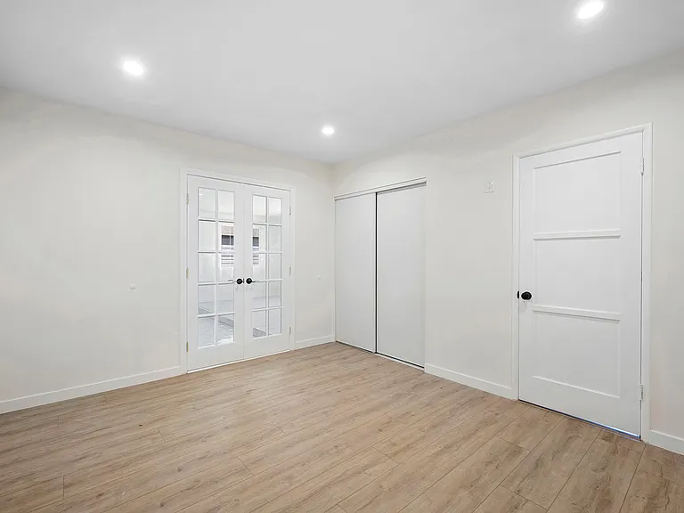 6607 Riverton Ave — Photo 17