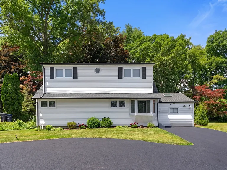18 Jean Ln — Photo 2