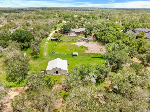 1882 DEER TRL, Floresville, TX 78114