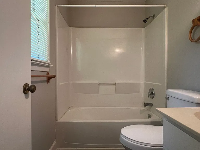 211 Laverne Dr — Photo 17
