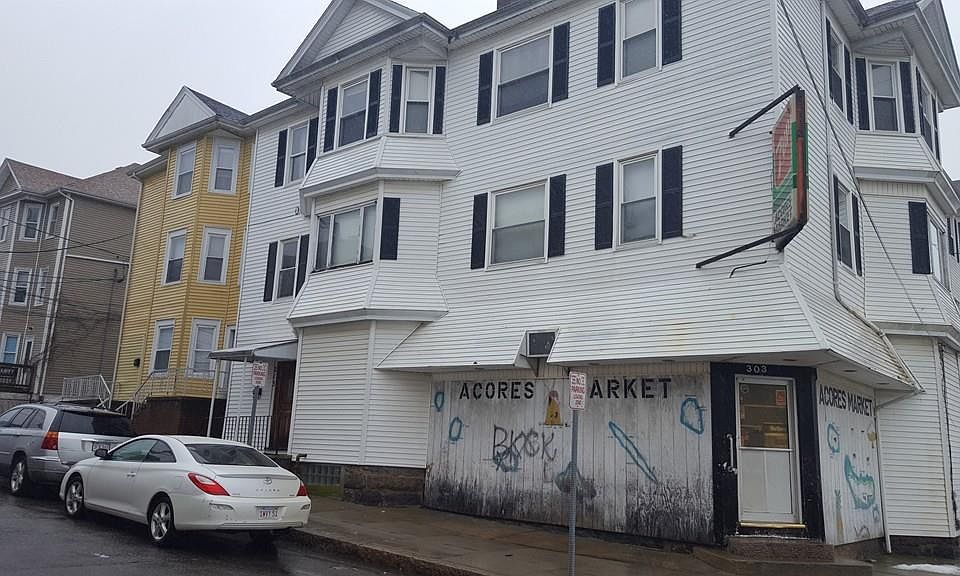 2nd image of 303 William St