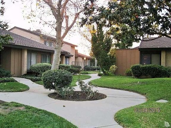 Townhouse Faces well maintained spacious Greenbelts.