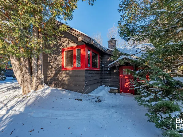 2 Chipmunk Ln, Lake Placid, NY 12946