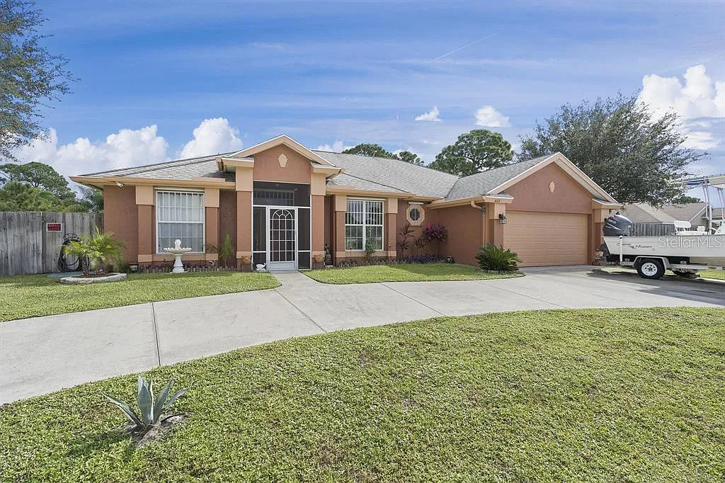 3 bed, 2.0 bath, 1959 sqft, $3,100 — Photo 2