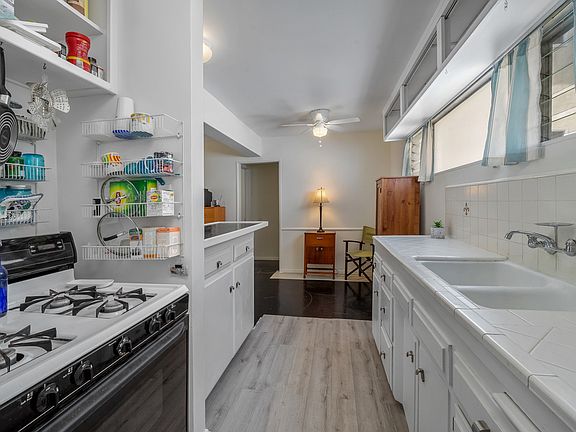 5th image of 2621 Centinela Ave APT 5