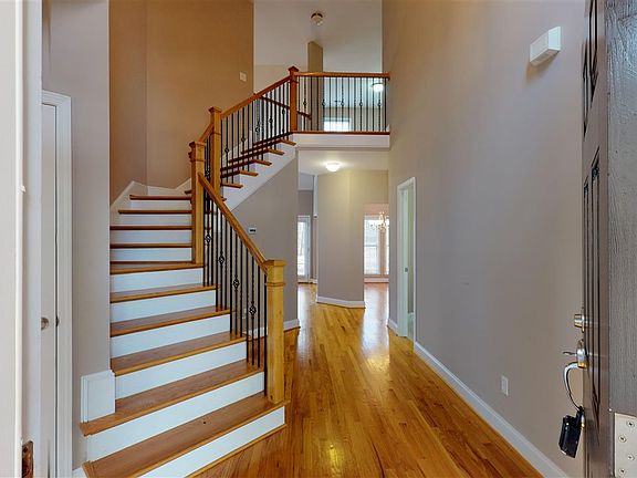 5th image of 510 Winsland Way