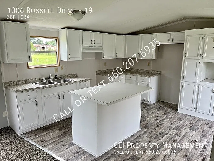 Like New! Renovated home with many upgrades — Photo 4