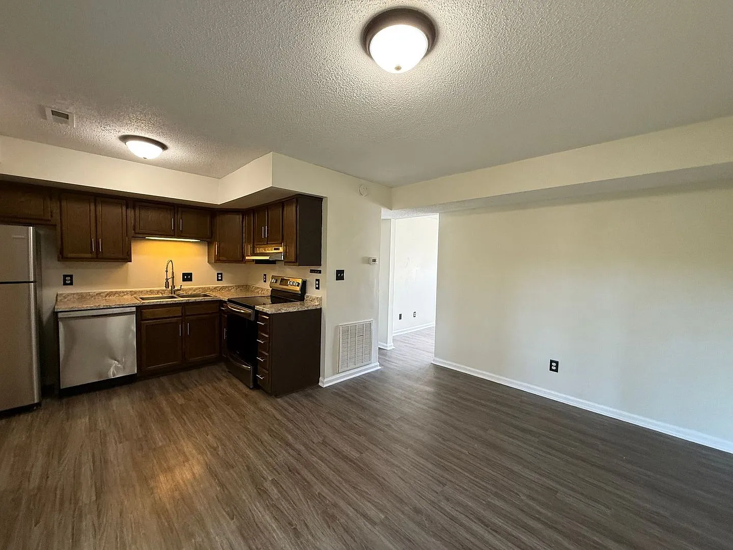 2 bedrooms and 1.5 Bath — Photo 3