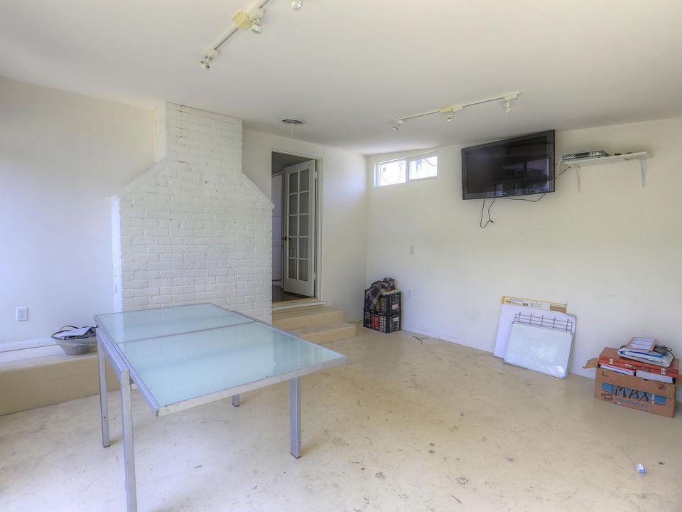 1st image of 170 N Fuller Ave