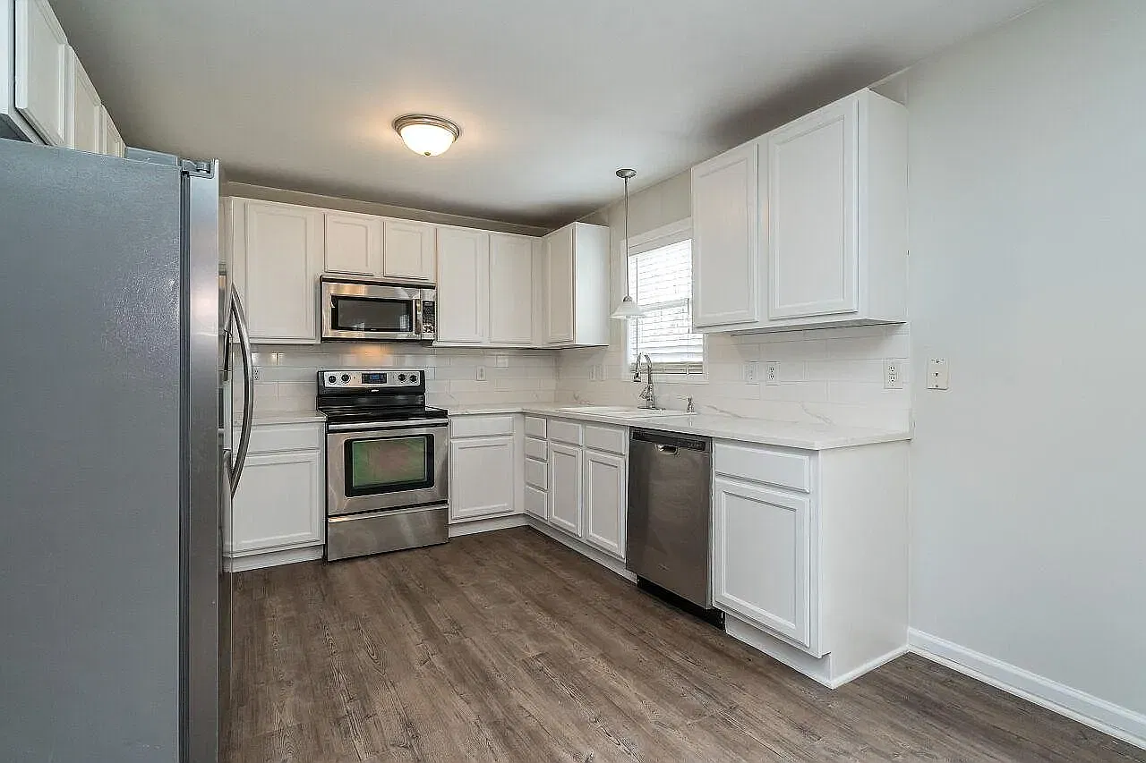4 bed, 2.5 bath, 2569 sqft, $2,500 — Photo 3