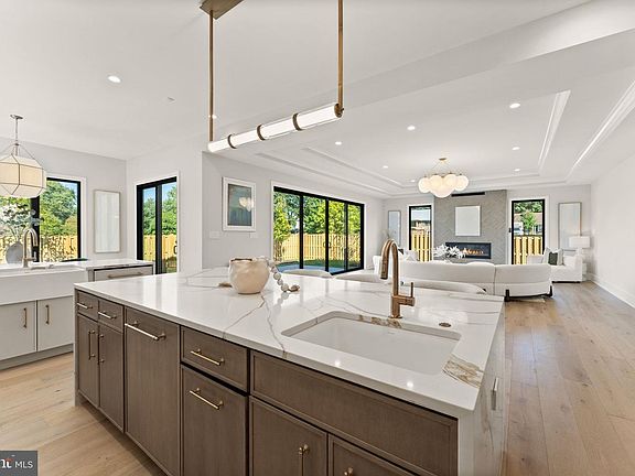 3rd image of 917 Timber Ln SW