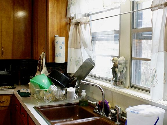 5th image of 301 N Brown St