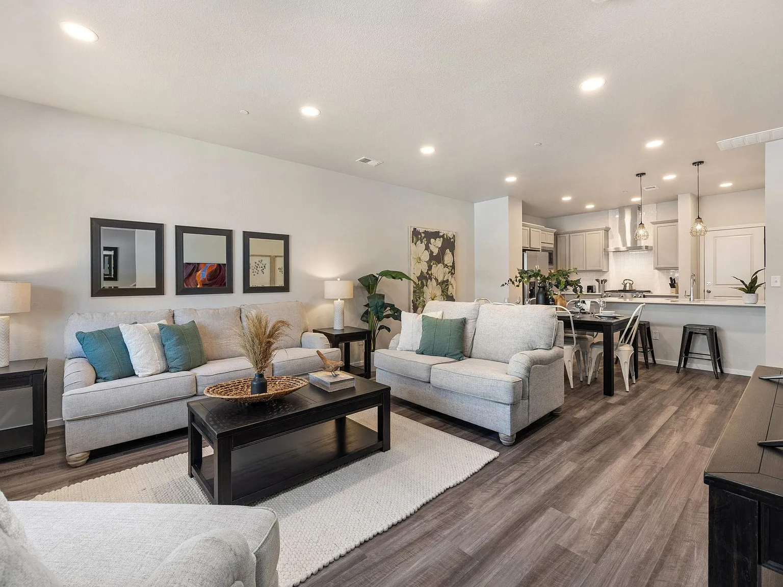 3 bed, 1700 sqft, $3,495 — Photo 2
