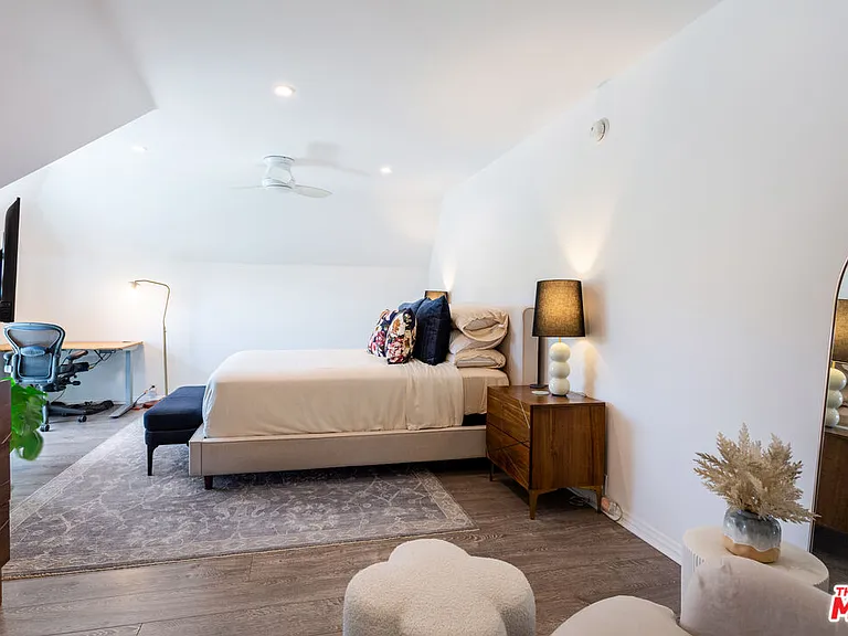 444 S Roxbury Dr #B — Photo 14