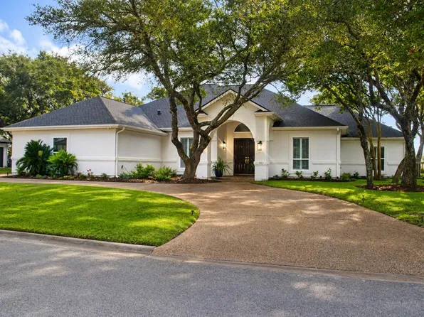 323 Olympic Dr, Rockport, TX 78382