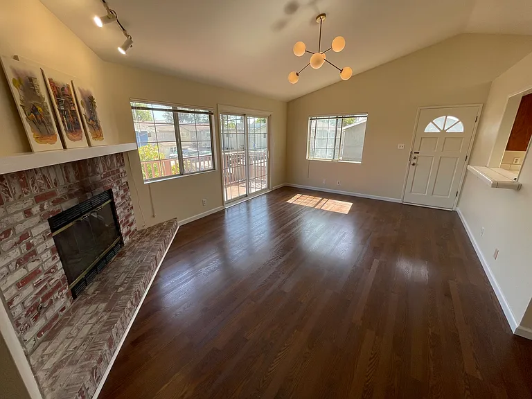 373 Coronado Ave — Photo 2