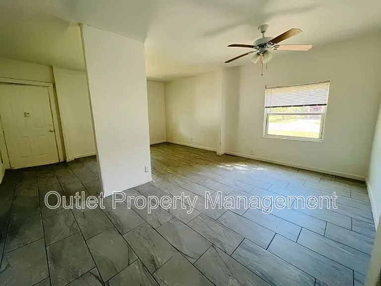 918 E 10th St #918B — Photo 4