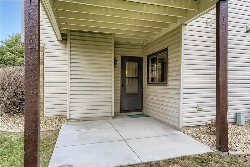 3 bed, 2.0 bath, 1133 sqft, $2,395 — Photo 3