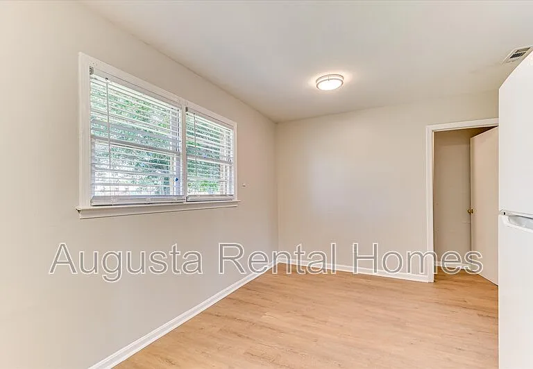 329 E View Dr — Photo 14