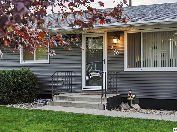 3rd image of 200 E Cherrywood Dr