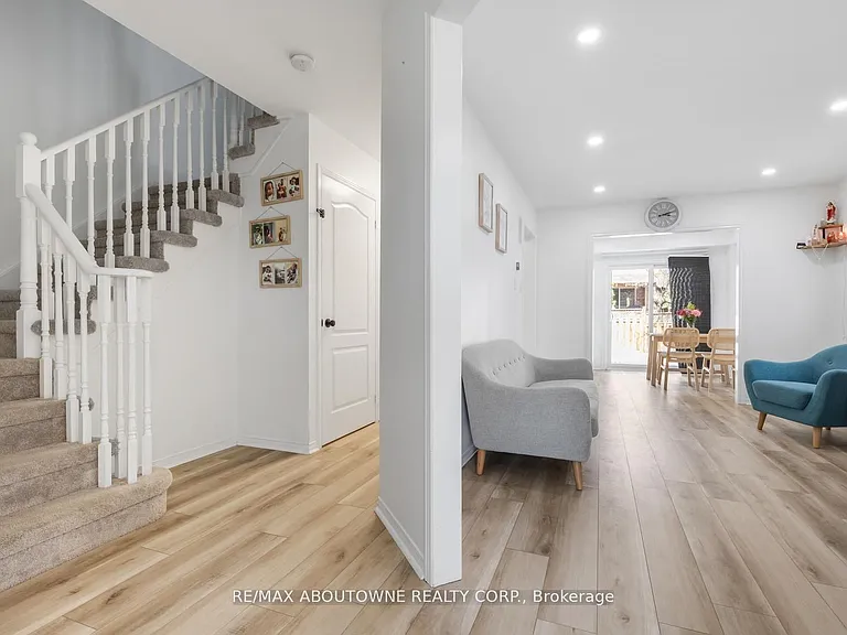 30 Harnesworth Cres — Photo 5