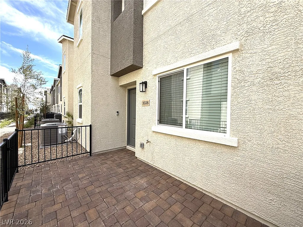 4 bed, 3.0 bath, 1576 sqft, $2,140 — Photo 3