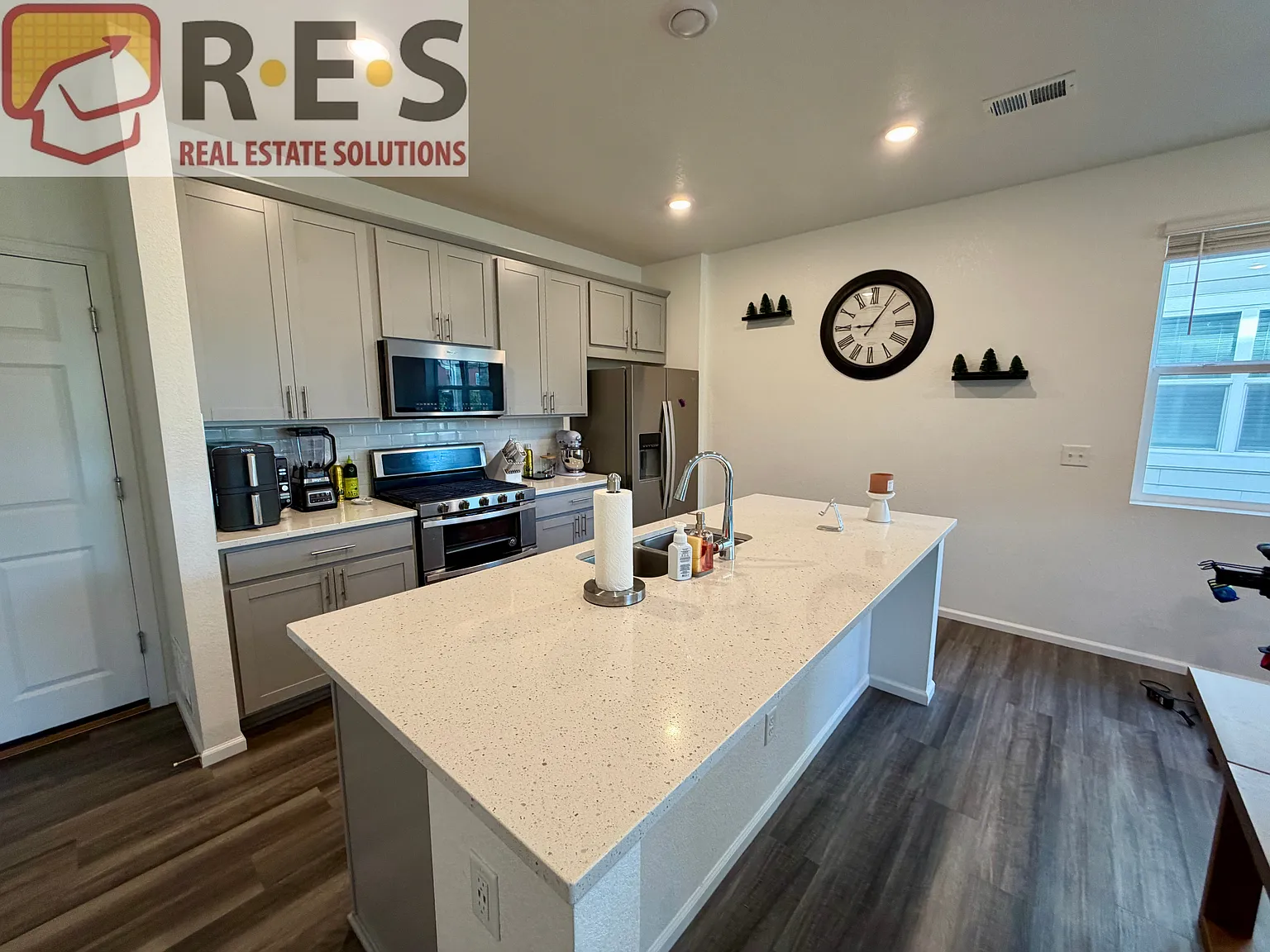 3 bed, 2.5 bath, 1877 sqft, $2,895 — Photo 3