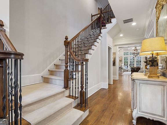 5th image of 3385 Mathieson Dr NE