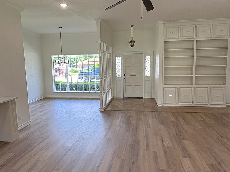 4625 Barwick Dr — Photo 2