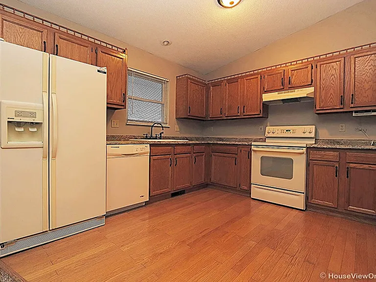 1954 Longview Dr — Photo 10