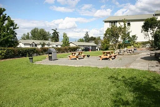 Oasis Apartments — Photo 15