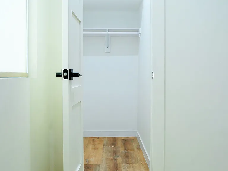 629 W Hillsdale St — Photo 29