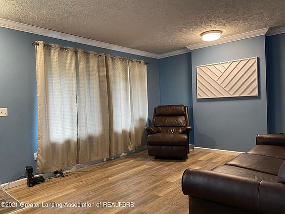 3rd image of 6422 Towar Ave