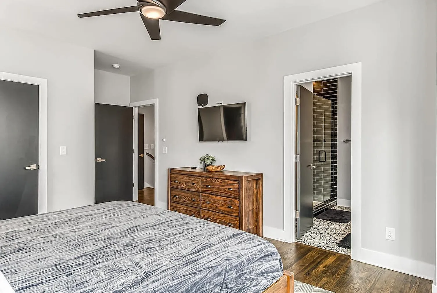 4 bed, 4.0 bath, 2325 sqft, $8,033 — Photo 4